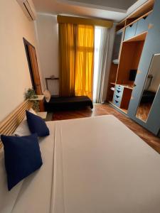 ナポリにあるSanta Maria La Nova 21 Rooms & Suitesのベッドルーム(青い枕の大型ベッド1台付)