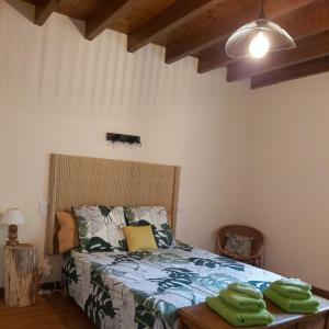 a bedroom with a bed with green towels on a table at Ô Nature chéris mes voeux avant qu'ils s'enfuient in Francescas