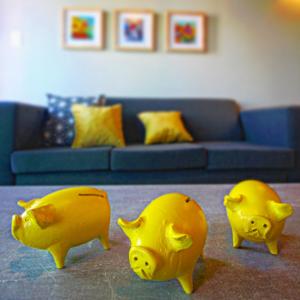 tres cerdos de goma sobre una mesa en una sala de estar en Naranjo 9A en San Salvador de Jujuy