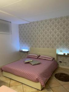 1 dormitorio con 1 cama con 2 almohadas en Villa Maddalena, en Ome