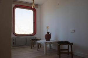 Apartamento Estación Manzaneda في Prada: غرفة مع طاولة وكراسي ونافذة