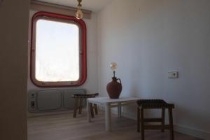 a room with a table and chairs and a window at Manzaneda Natura Apartaments T1 vista montaña in Prada