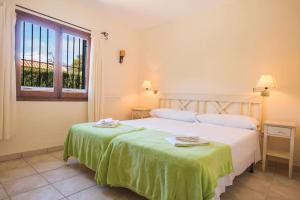 sypialnia z łóżkiem z zielonym kocem i oknem w obiekcie Villa Tran - Plusholidays w mieście Calpe +22 zdjęcia