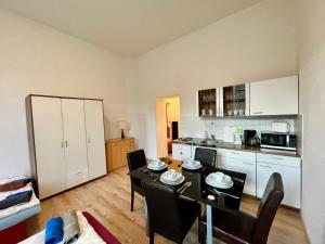 kuchnia i jadalnia ze stołem i krzesłami w obiekcie Raisa Apartments Lerchenfelder Gürtel 30 w Wiedniu