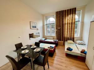 salon ze stołem i jadalnią w obiekcie Raisa Apartments Lerchenfelder Gürtel 30 w Wiedniu