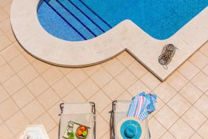 an overhead view of a pool with a bowl of fruit next to at Villa Orion - Plusholidays in Calpe