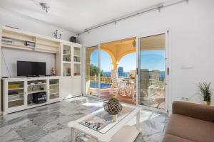 salon z kanapą i stołem w obiekcie Villa Sabita - PlusHolidays w mieście Calpe