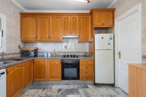 Kuchnia lub aneks kuchenny w obiekcie Villa Sabita - PlusHolidays