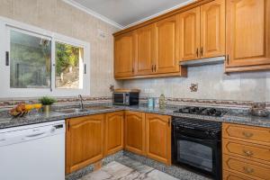 Kuchnia lub aneks kuchenny w obiekcie Villa Sabita - PlusHolidays