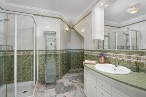 łazienka z umywalką i prysznicem w obiekcie Villa Sabita - PlusHolidays w mieście Calpe