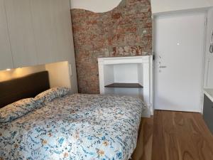 A bed or beds in a room at Appartamento bomboniera via Marghera 37