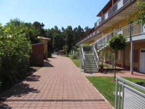 Ostseepark Zempin في زيمبين: رصيف من الطوب أمام المبنى