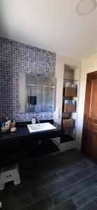 Koupelna v ubytování El Rato Apartamentos Rurales + 37 fotografií