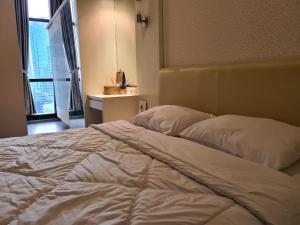 雅加達的住宿－Sudirman Suites，卧室内的一张大白色床,带有窗户