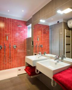 uma casa de banho com 2 lavatórios e um chuveiro em Residence Diamant em Andalo