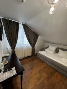 Postel nebo postele na pokoji v ubytování Купецький Двір + 37 fotografií