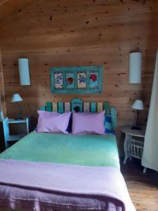 1 dormitorio con 1 cama en una habitación de madera en Cabaña Sierra en Sierra de los Padres