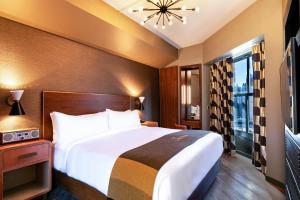 Postel nebo postele na pokoji v ubytování Roxy Hotel New York