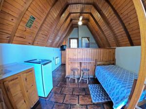 ein Schlafzimmer mit einem Bett und einem Tisch in einem Zimmer in der Unterkunft Pousada Verde Agua in São Lourenço do Sul