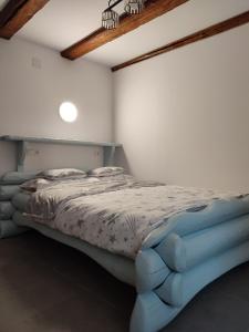 een slaapkamer met een groot bed in een kamer bij Camera de familie in Vatra Dornei