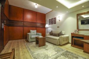 sala de estar con sofá y espejo en The Palm Hotel, en Kafr EL Sheikh