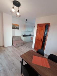 un soggiorno con un tavolo e un divano di Bieszczadzki Horyzont Apartamenty a Polańczyk