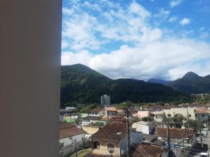 a view of a city with mountains in the background at Apartamento charmoso a 50m da praia in Caraguatatuba
