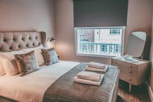 um quarto com uma cama grande e uma janela em 63 Chester Rows Penthouse Large City Centre Apartment A by Rework Accommodation em Chester