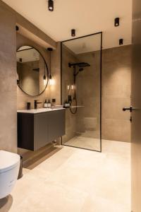 y baño con lavabo y ducha. en Residenz Boutique Suites en Bad Gastein