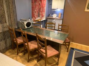cocina con mesa con sillas y microondas en Uus 13b, Beautiful 3-bedroom Apartment - 3 big beds, en Tartu
