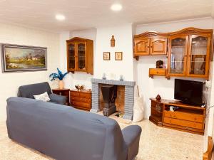 ein Wohnzimmer mit einem Sofa und einem Kamin in der Unterkunft Casa Mayor in Tous