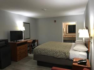 Кровать или кровати в номере Walnut Inn - Checotah