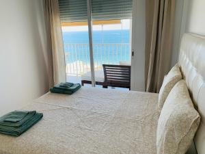 サンタ・ポラにあるTorre del Este, Santa Polaの海の見えるベッドのある寝室