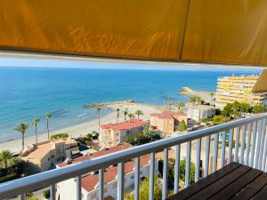 サンタ・ポラにあるTorre del Este, Santa Polaのコンドミニアムのバルコニーからビーチの景色を望めます。