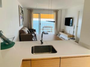 サンタ・ポラにあるTorre del Este, Santa Polaのシンク付きのキッチンとリビングルーム