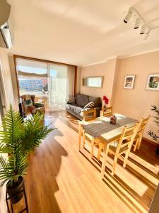 uma sala de estar com uma mesa e um sofá em SeaHomes Vacations, LA MER BLEUE, beach&pool, PK, full equipped in Fenals Beach em Lloret de Mar