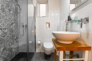 y baño con lavabo, aseo y ducha. en Monreal Boutique Townhouse - R024RM3 en Paola