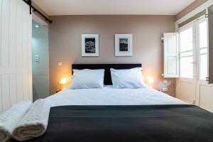 1 dormitorio con 1 cama grande y 2 almohadas en Monreal Boutique Townhouse - R024RM3 en Paola