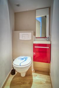 a small bathroom with a toilet and a sink at Charmant petit duplex _ 24m2 in La Tronche
