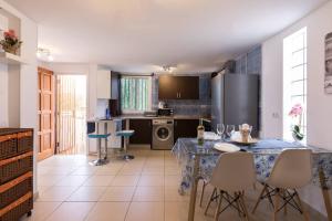 eine Küche mit einem Tisch und einigen Stühlen in einem Zimmer in der Unterkunft Casachayofita in Costa Del Silencio