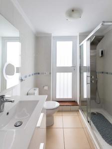 ein Badezimmer mit Waschbecken, Toilette und Dusche in der Unterkunft Casachayofita in Costa Del Silencio