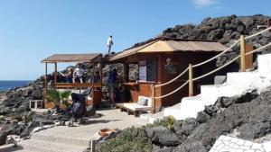 ein Gebäude an der Seite eines felsigen Berges in der Unterkunft Casachayofita in Costa Del Silencio