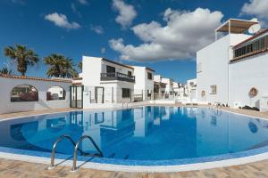 einem großen Pool vor einem weißen Gebäude in der Unterkunft Casachayofita in Costa Del Silencio + 5 Fotos