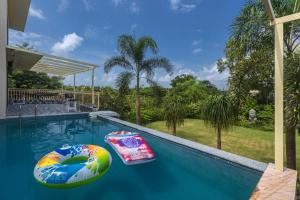 Bazen v nastanitvi oz. blizu nastanitve SaffronStays Aura, Alibaug - luxury pool villa with a game room and spacious lawn