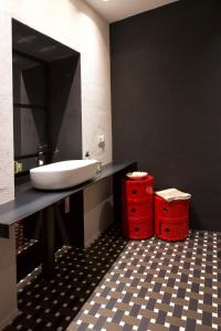 un bagno con lavandino e due casse rosse di CASA468 a San Giuliano Terme