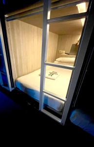 
Двухъярусная кровать или двухъярусные кровати в номере Капсульный Хостел 47 Небо
