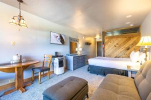 um quarto de hotel com uma cama e uma secretária em Hotel Style Room in The Timber Creek Lodge condo em Truckee