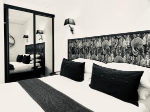 Llit o llits en una habitació de Hôtel Gaspard
