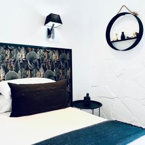 Llit o llits en una habitació de Hôtel Gaspard