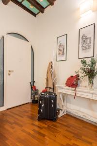 ローマにあるColosseum Townhouseのスーツケースが備わる客室です。